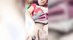 一个刺激她无毛阴道的印度女孩 2 敏 40 sec