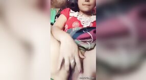 Un Indiano ragazza stimulating lei glabro vagina 0 min 0 sec