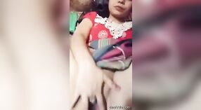 Una niña india estimulando su vagina sin pelo 0 mín. 50 sec