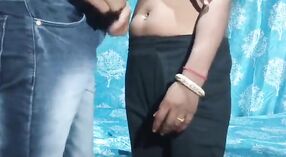 Desi bhabhi engages in steamy role-play met jong meisje in Indiase Porno video 5 min 40 sec