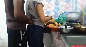 Amas de casa indias sexo salvaje en la mesa de la cena captado por la cámara 2 mín. 00 sec