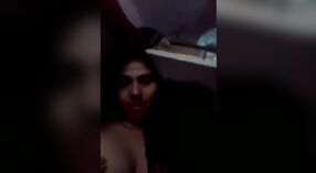 Una pareja en la India se entrega al placer oral por la noche 0 mín. 50 sec