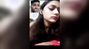 Desi Bayi nuduhake susu lan pus ing video Bengali MMS 1 min 00 sec