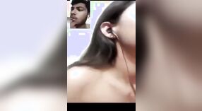 Desi Babe在孟加拉语MMS视频中炫耀她的大胸部和猫 2 敏 20 sec