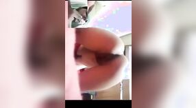 Desi Bayi nuduhake susu lan pus ing video Bengali MMS 5 min 00 sec