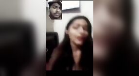 Desi Bayi nuduhake susu lan pus ing video Bengali MMS 0 min 0 sec