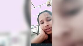 Wanita Asia Kidul nampilake behitalia sing luar biasa sajrone ngobrol video 0 min 0 sec