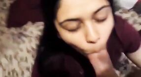 Una ragazza del college fa un pompino deepthroat in questo video XXX full HD 4 min 20 sec