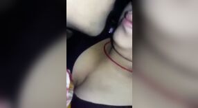 Desi wifes apaixonado encontro com ela penetrante marido em Bengali 4 minuto 30 SEC