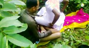 Sesso all'aperto con una puttana in Orissa foresta 0 min 50 sec