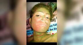 Seorang wanita ramping yang sudah menikah bersenang-senang dengan pasangannya di rumah pada hari libur Holi di India 0 min 0 sec