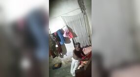 Imagens voyeurísticas de um homem idoso a envolver-se em actividade sexual com a empregada 0 minuto 0 SEC