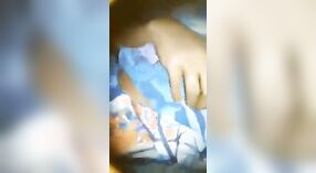 Une femme au foyer du village se fait plaisir par un membre massif de son mari dans un MMS indien 2 minute 20 sec