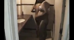 Desi menina da faculdade se envolve em preliminares e satisfaz cliente em quarto de hotel 3 minuto 00 SEC