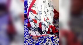 Ấn độ bà nội trợ flaunts cô ấy curves và sử dụng tình dục đồ chơi trong tự chế video 4 tối thiểu 20 sn