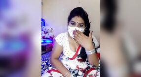 Ama de casa india hace alarde de sus curvas y usa juguetes sexuales en un video casero 7 mín. 00 sec