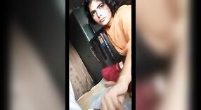 Pita seks jinis amatir India sing apik ing Jaishree sing menarik ing kesenengan oral lan jinis kuliah 3 min 00 sec