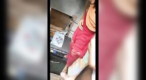 Vídeo de sexo Amador indiano de um estudante universitário atraente, Jaishree, envolvido em prazer oral e sexo universitário 0 minuto 50 SEC