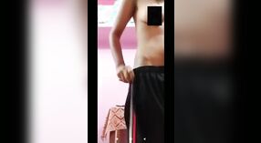 Video striptis solo oleh pacar India untuk pasangannya 0 min 40 sec