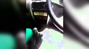 Nunggang mobil Tamil dadi sesi seks sing akeh banget karo wanita diwasa sing diwasa 3 min 50 sec