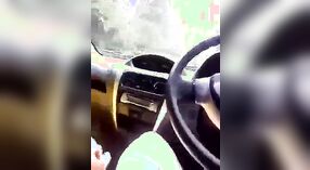 Naik mobil Tamil berubah menjadi sesi seks beruap dengan wanita dewasa berdada 4 min 20 sec