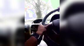 Nunggang mobil Tamil dadi sesi seks sing akeh banget karo wanita diwasa sing diwasa 5 min 50 sec