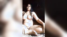 Mollig dorp Huisvrouw bhabhis solo naakt show vastgelegd op selfie cam 2 min 20 sec