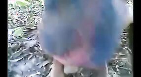 ¡Una joven india experimenta sexo en trío al aire libre con gemidos y posiciones de vaquera! 1 mín. 40 sec