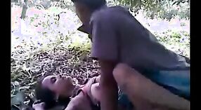 ¡Una joven india experimenta sexo en trío al aire libre con gemidos y posiciones de vaquera! 4 mín. 00 sec