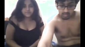 Beijos sensuais e toques na Casa da família Punjabi 2 minuto 50 SEC