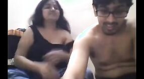 Beijos sensuais e toques na Casa da família Punjabi 0 minuto 40 SEC