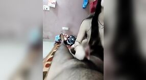 Femme au foyer indienne donne une branlette à son mari en POV 3 minute 00 sec