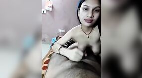 Ibu rumah tangga India memberikan handjob kepada suaminya dalam POV 1 min 00 sec