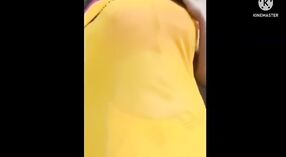 Amateur chica india hace alarde de sus grandes tetas y coño peludo en la cámara 0 mín. 0 sec