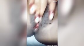 Arousing kamera wideo z a busty Punjabi dziewczyna fondling jej sutki i pochwa 1 / min 20 sec