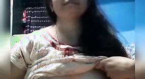 Indische Hausfrau, die ihrem Geliebten ihre großen Brüste durch Video -Chat enthüllt 0 min 0 s