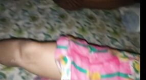 Adolescente india amateur pierde la virginidad con su novio en un video POV con mamada y creampie 1 mín. 40 sec