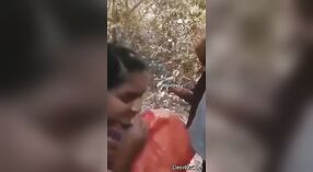 Una cita apasionada al aire libre con una ama de casa india y un encuentro oral sensual 1 mín. 20 sec