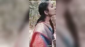 Un rendez-vous passionné en plein air avec une femme au foyer indienne et une rencontre orale sensuelle 1 minute 50 sec