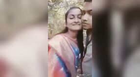 Un rendez-vous passionné en plein air avec une femme au foyer indienne et une rencontre orale sensuelle 2 minute 10 sec