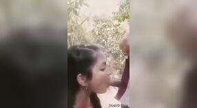 Kencan luar ruangan yang penuh gairah dengan ibu rumah tangga India dan pertemuan lisan yang sensual 1 min 10 sec