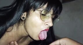 MILF indienne amateur aux gros seins fait une pipe et reçoit une éjaculation 7 minute 00 sec