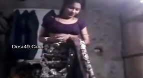 Oglądaj filmy sexy Indian gospodyni odsłaniając jej cycki i cipki na kamery 1 / min 40 sec