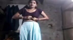 Regardez la vidéo exclusive d'une femme au foyer indienne sexy exposant ses seins et sa chatte sur webcam 2 minute 00 sec