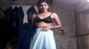 Tonton video eksklusif seorang ibu rumah tangga India seksi yang memperlihatkan payudara dan vaginanya di webcam 2 min 40 sec