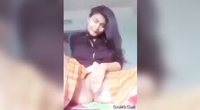 Exclusieve video van een geil Bangladeshi meisje onthullend haar bevochtigde intieme gebied op webcam 0 min 40 sec