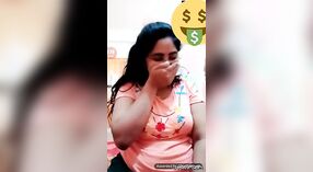 Una chica india reservada revela sus pechos a su pareja a través de la webcam 1 mín. 20 sec