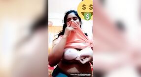 Una chica india reservada revela sus pechos a su pareja a través de la webcam 2 mín. 20 sec