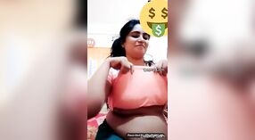 Una chica india reservada revela sus pechos a su pareja a través de la webcam 0 mín. 0 sec