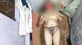 Sexy Ấn độ aunty trong một saree có mãnh liệt tình dục 0 tối thiểu 0 sn